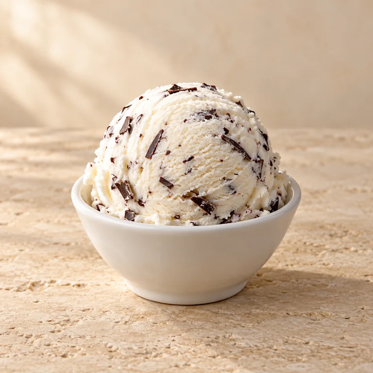 Stracciatella-Eis mit Schokoladenstückchen